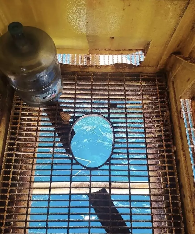 bangunan nyeleneh di atas air © 1cak.com