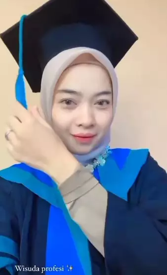 Momen Ikbal Fauzi dampingi istri wisuda profesi © Instagram
