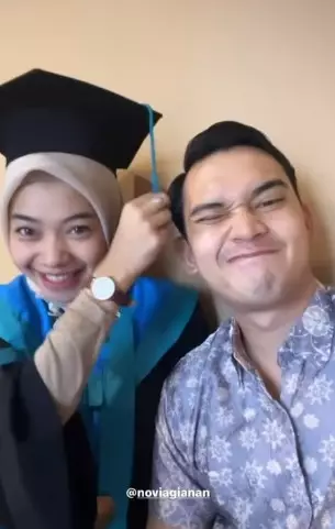 Momen Ikbal Fauzi dampingi istri wisuda profesi © Instagram