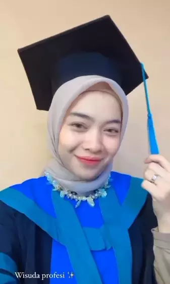 Momen Ikbal Fauzi dampingi istri wisuda profesi © Instagram