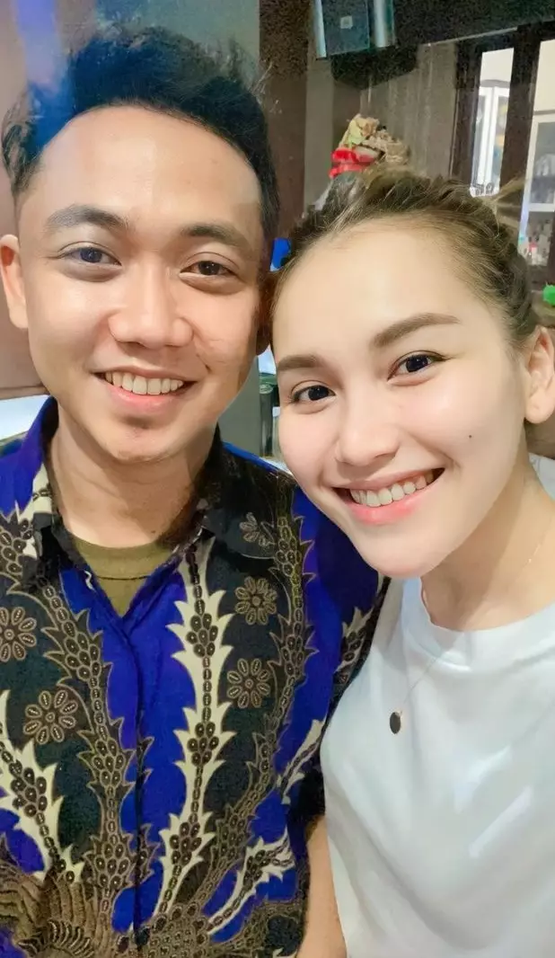 gaya ayu ting ting di lamaran sepupu © instagram gaya ayu ting ting di lamaran sepupu © instagram