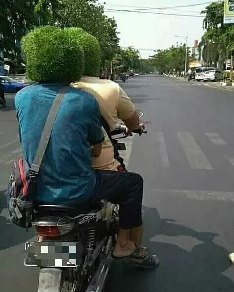 bapak bapak boncengan motor © Instagram