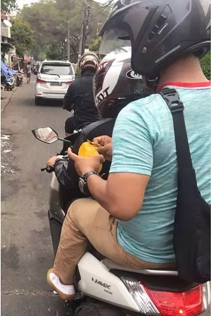 bapak bapak boncengan motor © berbagai sumber