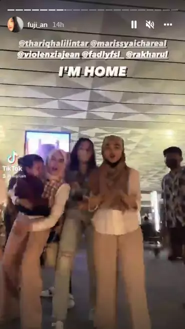 Fuji pulang umrah Berbagai sumber