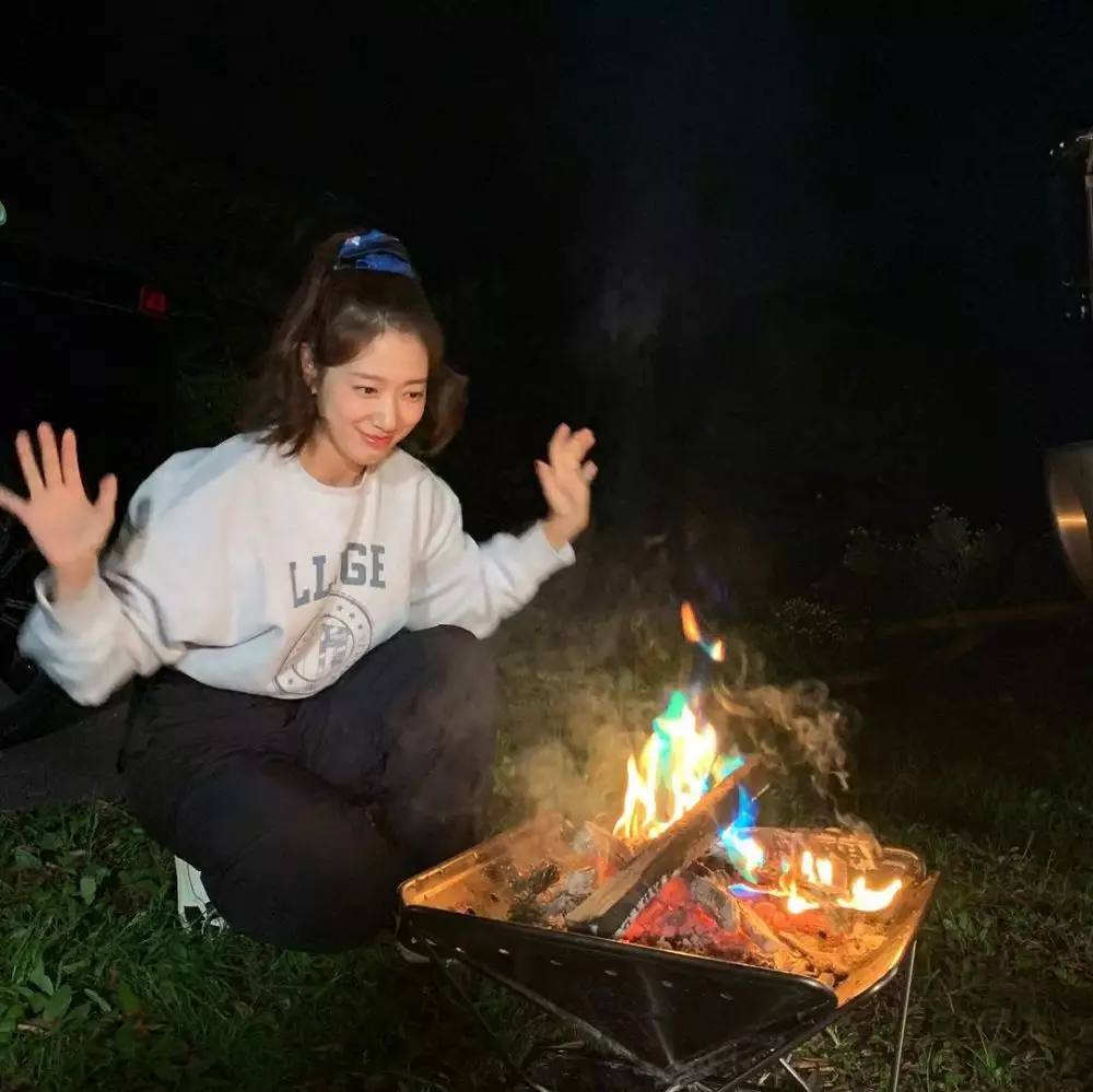 baby bump Park Shin-hye Berbagai sumber