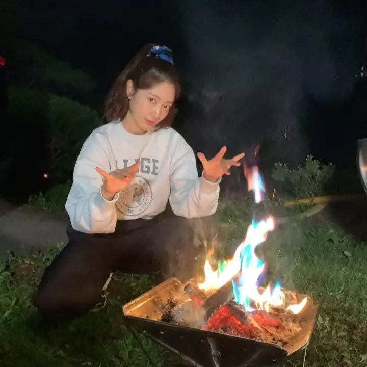 baby bump Park Shin-hye Berbagai sumber