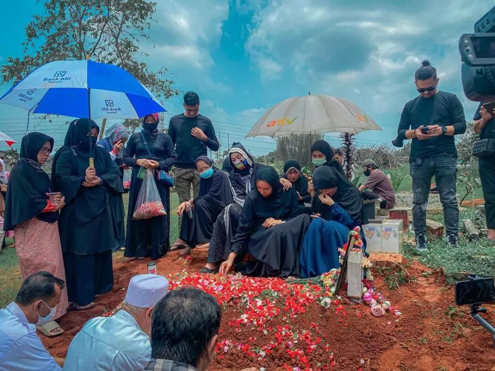 Momen Kalina Ocktaranny melepas kepergian ibu Instagram