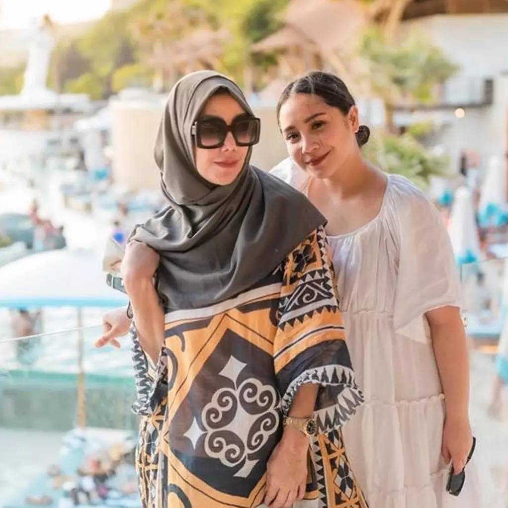 Anggap anak sendiri, intip potret keakraban 10 seleb dengan menantu