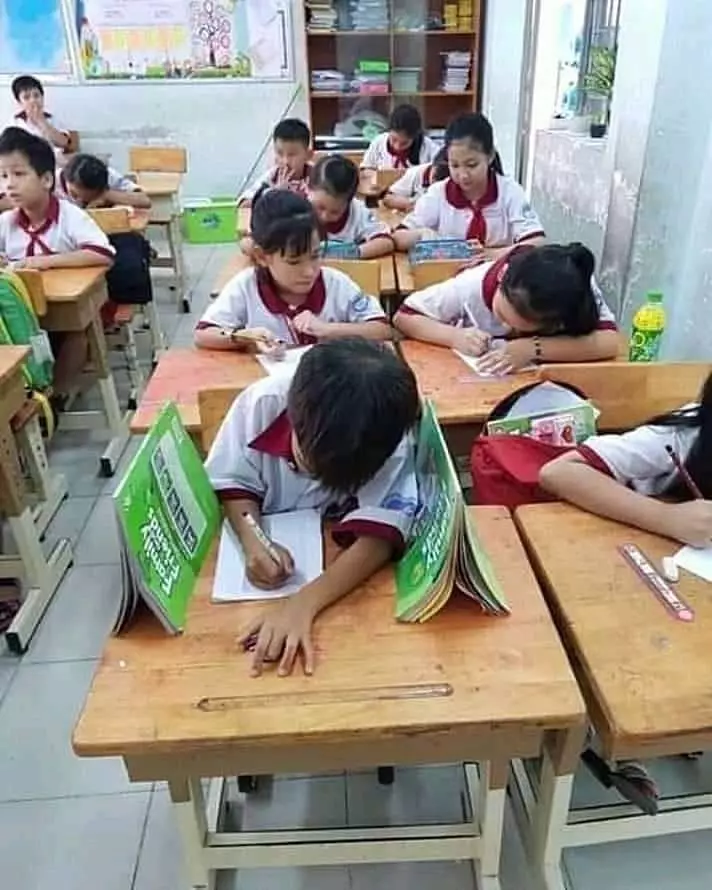 tingkah absurd siswa di kelas © Instagram