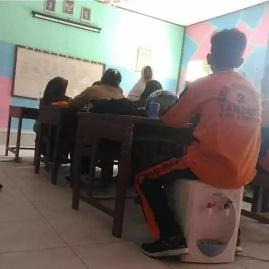 tingkah absurd siswa di kelas © Instagram