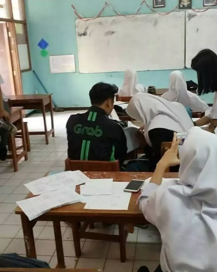 tingkah absurd siswa di kelas © Instagram