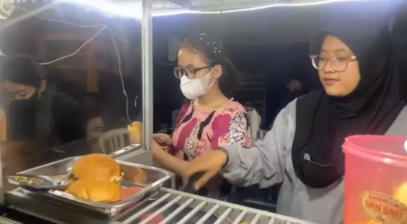 momen Putri DA jualan makanan © YouTube