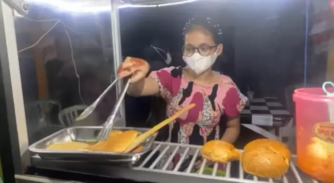 momen Putri DA jualan makanan © YouTube