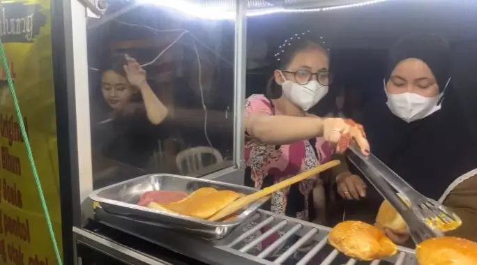 momen Putri DA jualan makanan © YouTube