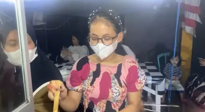 momen Putri DA jualan makanan © YouTube