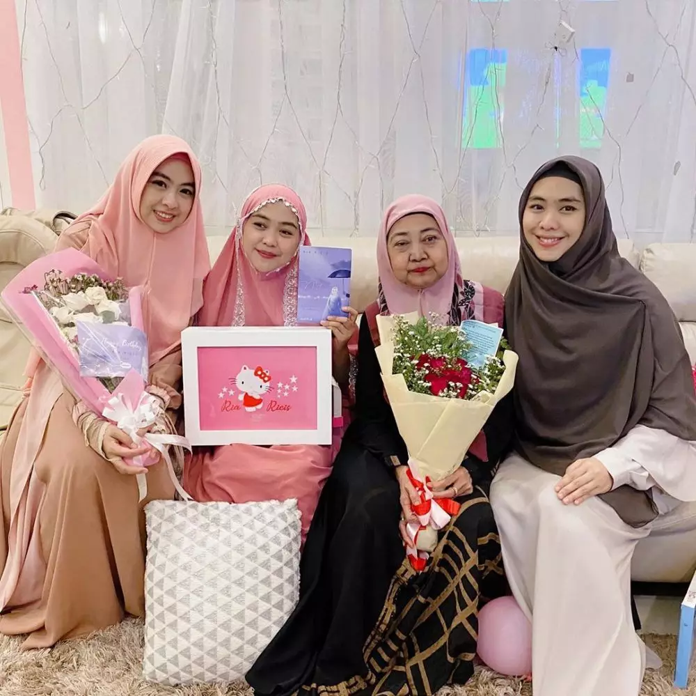 Penampilan seleb saat ultah saudara perempuannya Instagram