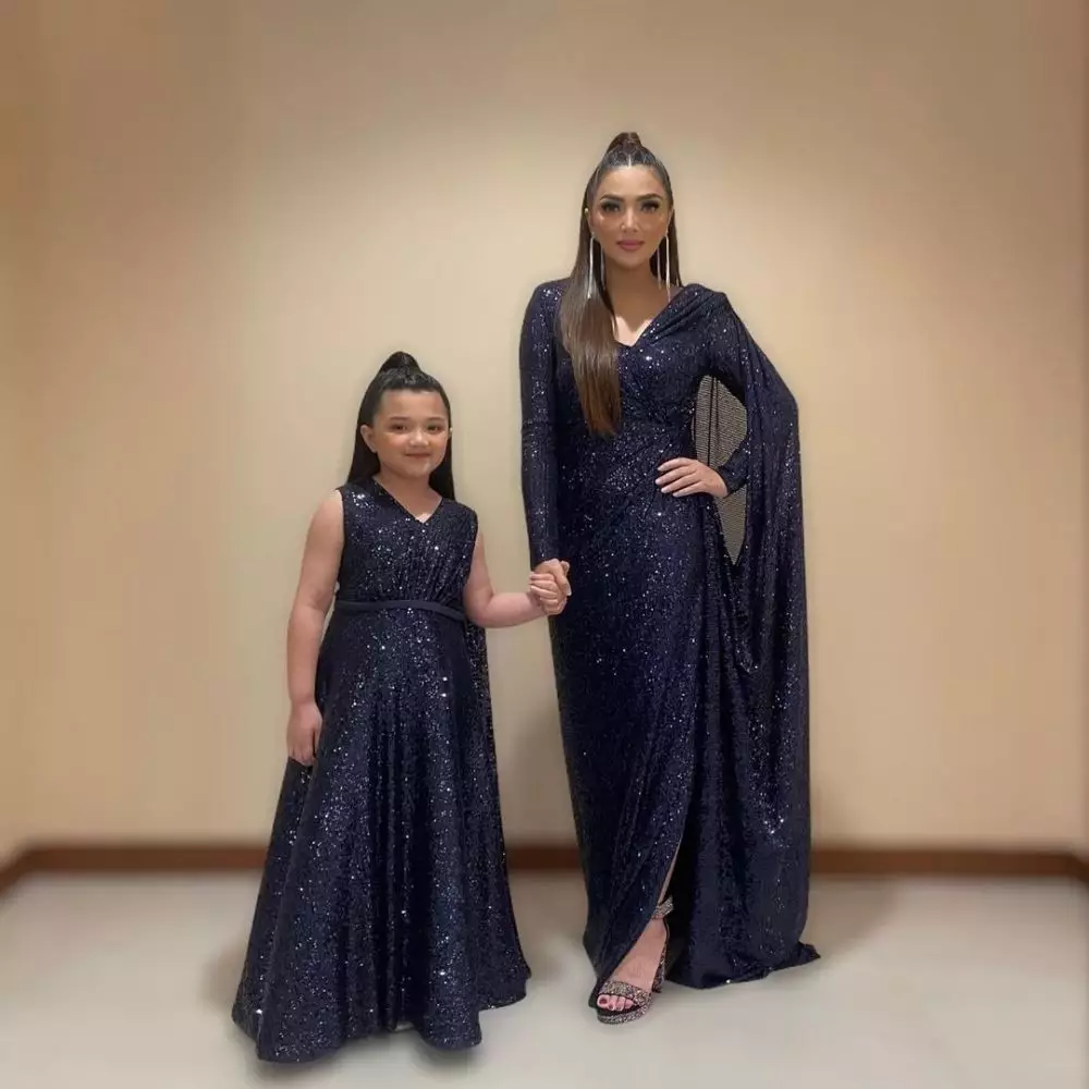 Arsy kompetisi menyanyi AS Berbagai sumber