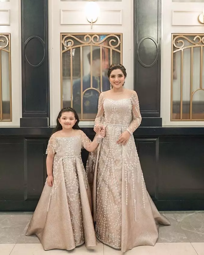 Arsy kompetisi menyanyi AS Berbagai sumber