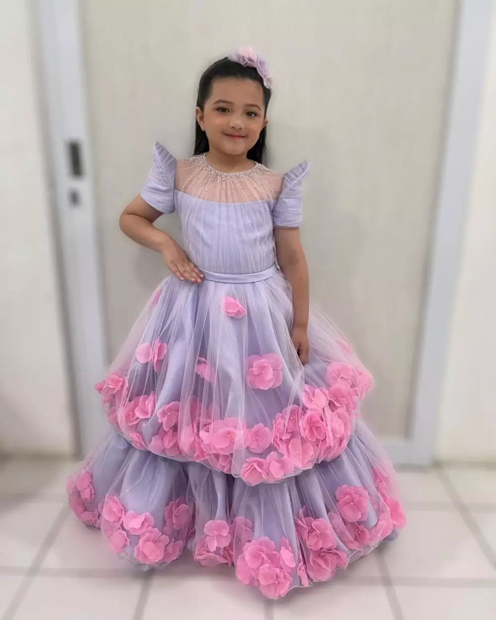 Arsy kompetisi menyanyi AS Berbagai sumber