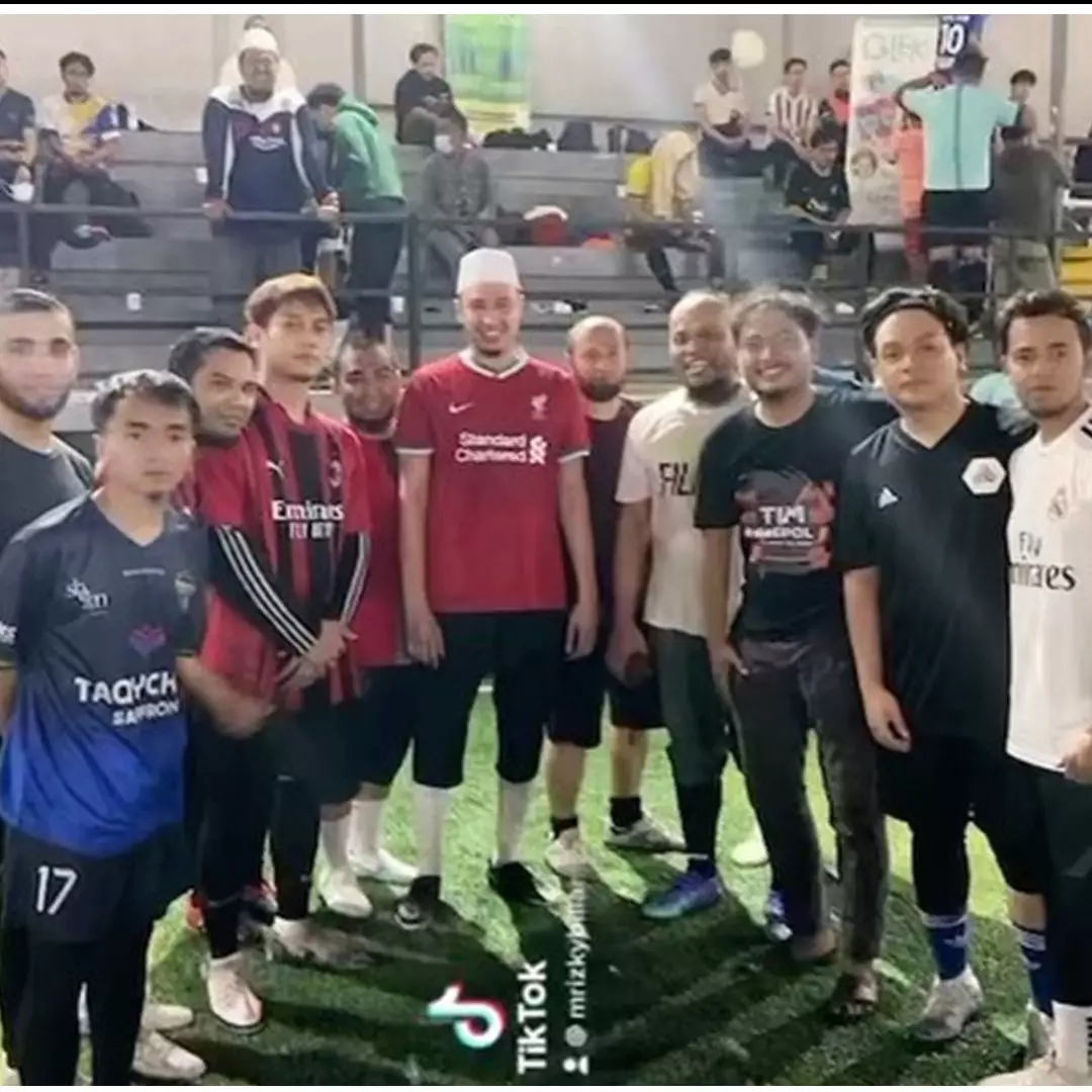 5 Potret Rizky Billar dan geng pengajian, main bola diselingi dakwah