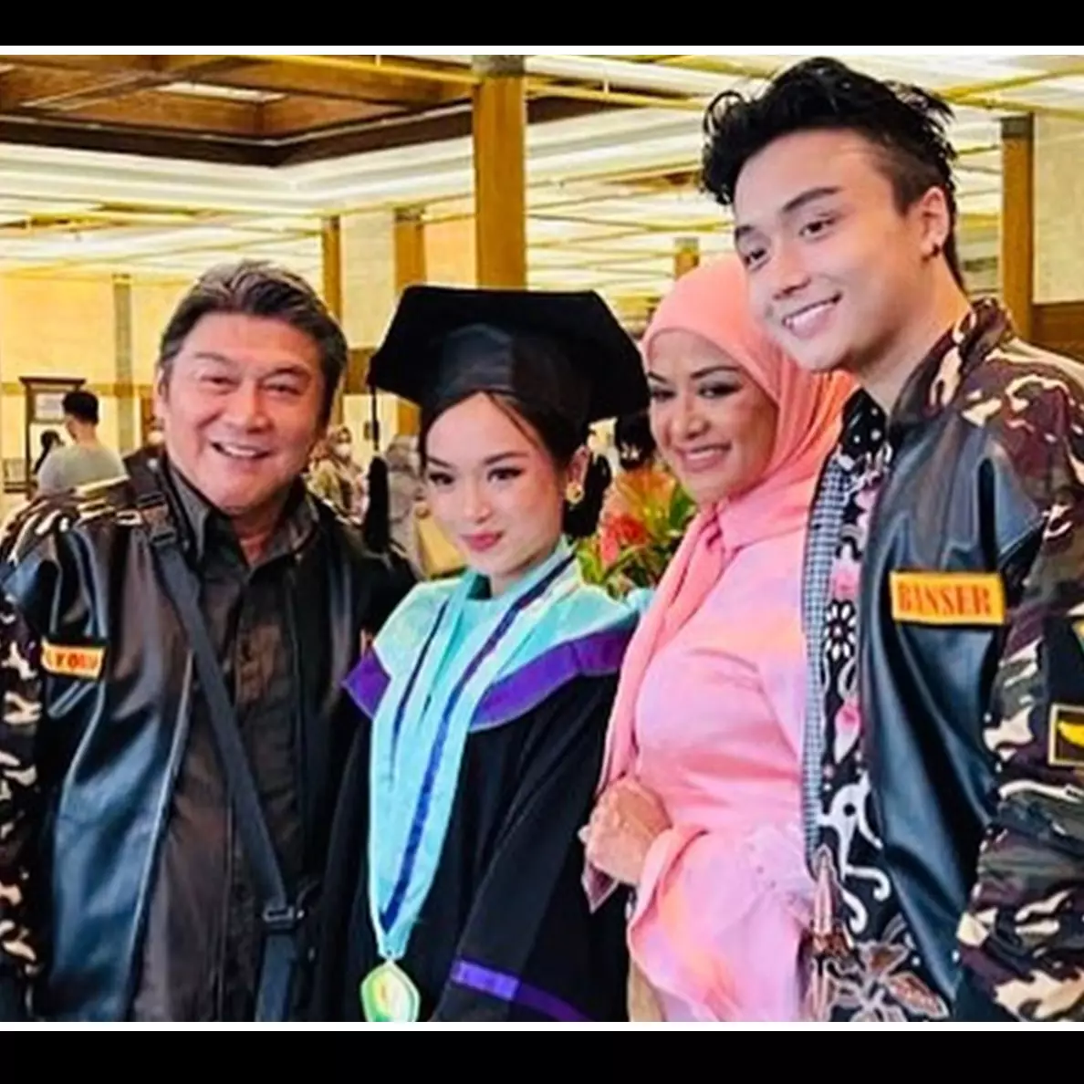 7 Momen Betharia Sonata dan Willy Dozan kompak hadiri wisuda anak