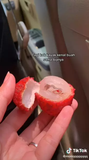 Kupas buah yang disangka leci Instagram Kupas buah yang disangka leci Instagram