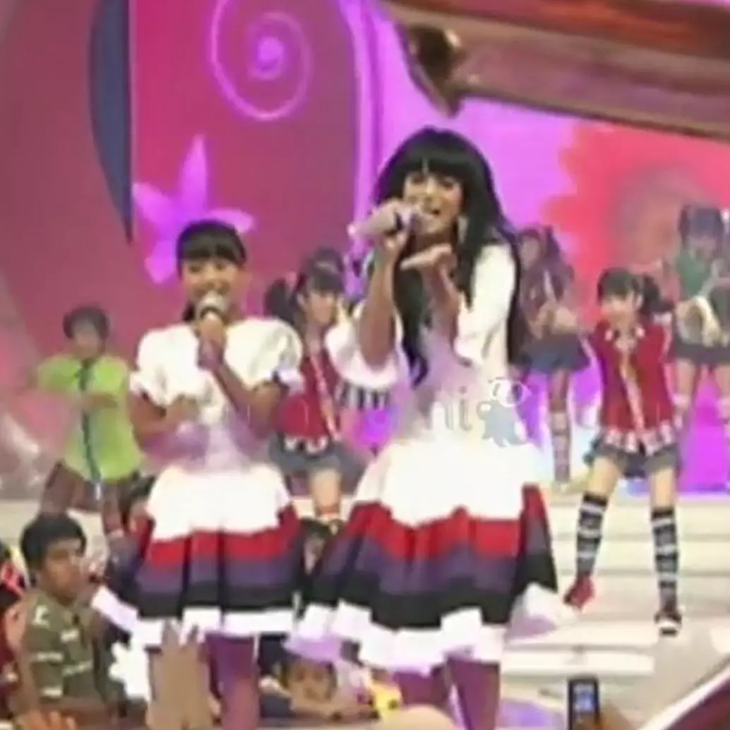 11 Potret aksi panggung Krisdayanti dan Aurel dari kecil hingga kini