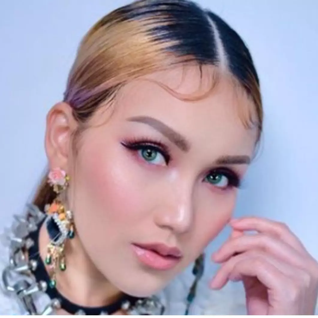 9 Potret Ayu Ting Ting tampil flawless, percaya diri hadiri lamaran