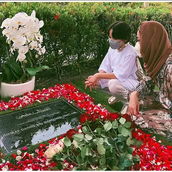 Momen 10 seleb ziarah jelang Ramadhan, Ria Ricis menangis rindu