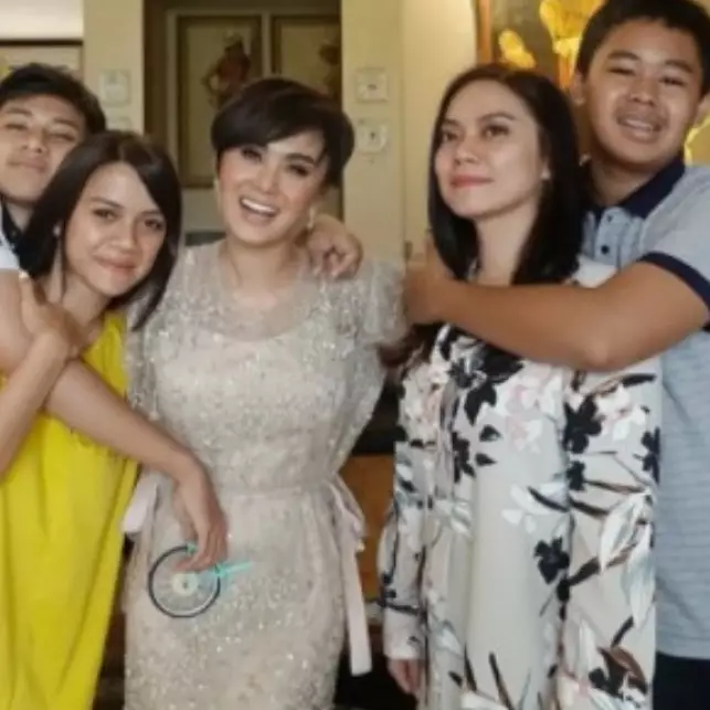 Momen kedekatan 13 anak seleb beda ibu, layaknya saudara kandung