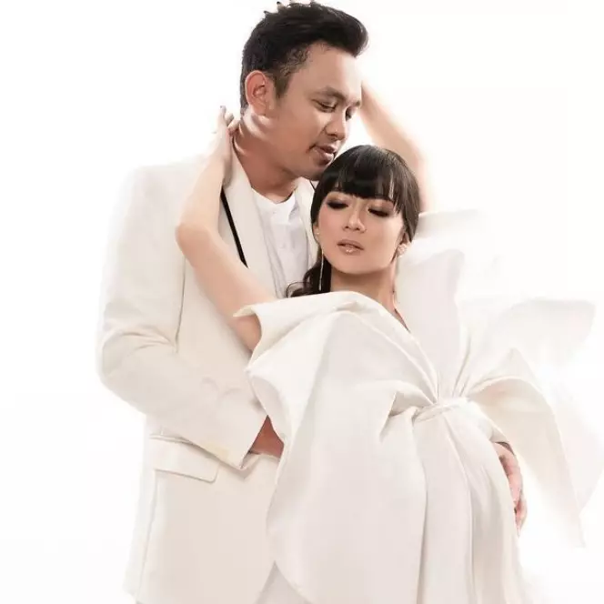 11 Potret maternity Adiezty Fersa istri Gilang Dirga, gayanya elegan