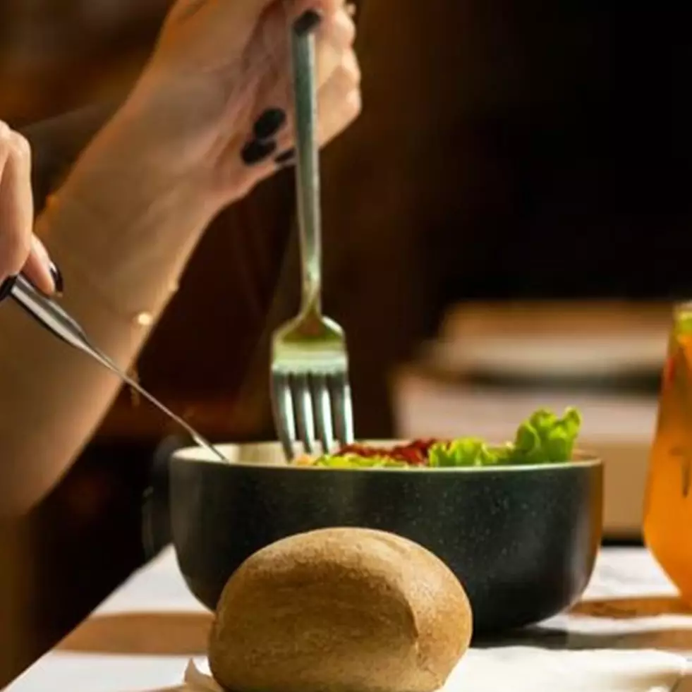 7 Cara memilih menu sahur sehat, cegah badan lemas selama puasa