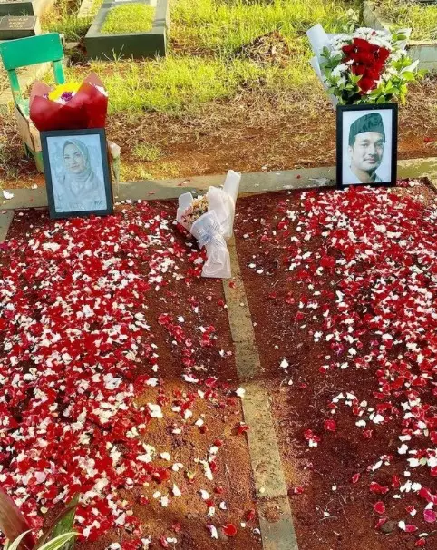 momen keluarga Fuji ziarah ke makam Vanessa © berbagai sumber