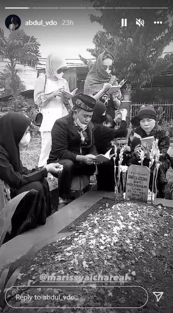 momen keluarga Fuji ziarah ke makam Vanessa © berbagai sumber