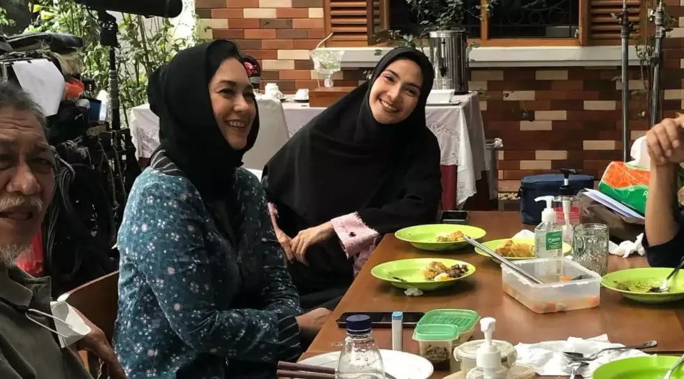 Pesona Maudy Koesnaedi berhijab di PPT © Instagram Pesona Maudy Koesnaedi berhijab di PPT © Instagram