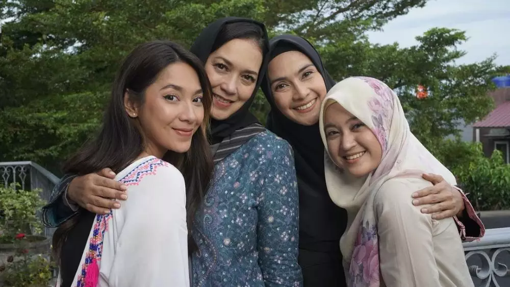 Pesona Maudy Koesnaedi berhijab di PPT © Instagram Pesona Maudy Koesnaedi berhijab di PPT © Instagram