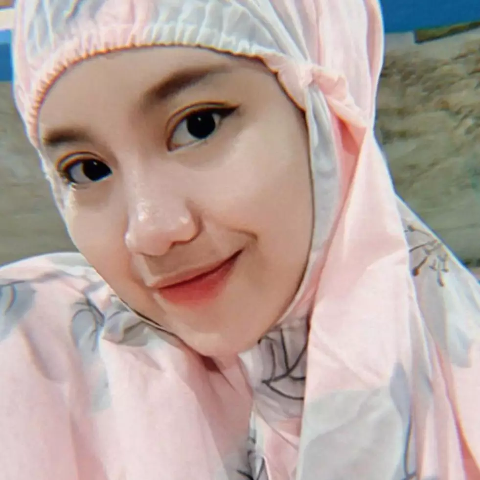 Momen 9 seleb ibadah tarawih pertama, Zaskia Mecca ucap syukur