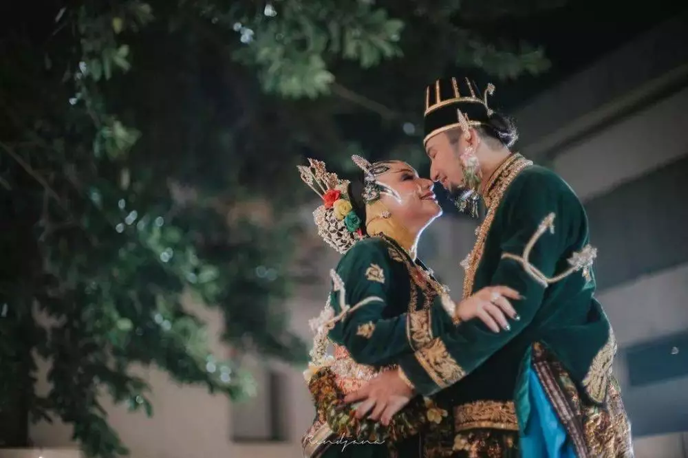 Roro Fitria hamil anak pertama berbagai sumber Roro Fitria hamil anak pertama berbagai sumber