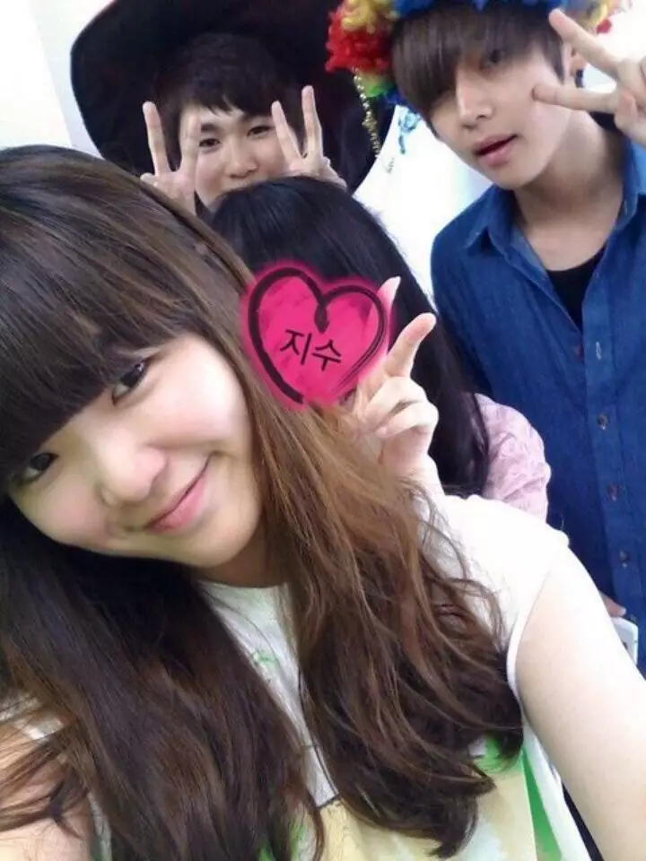 kedekatan V BTS dan artis wanita berbagai sumber