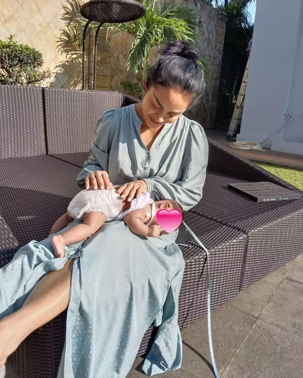 11 Gaya seleb saat momong cucu © 2022 brilio.net