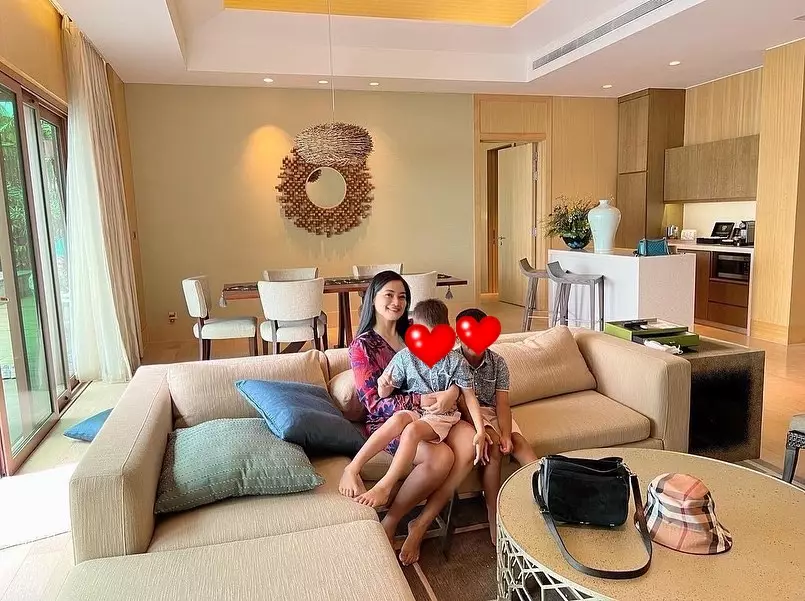 Titi Kamal liburan  Berbagai sumber