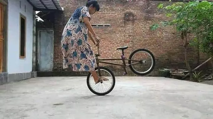 orang naik sepeda aneh-aneh tingkahnya © berbagai sumber