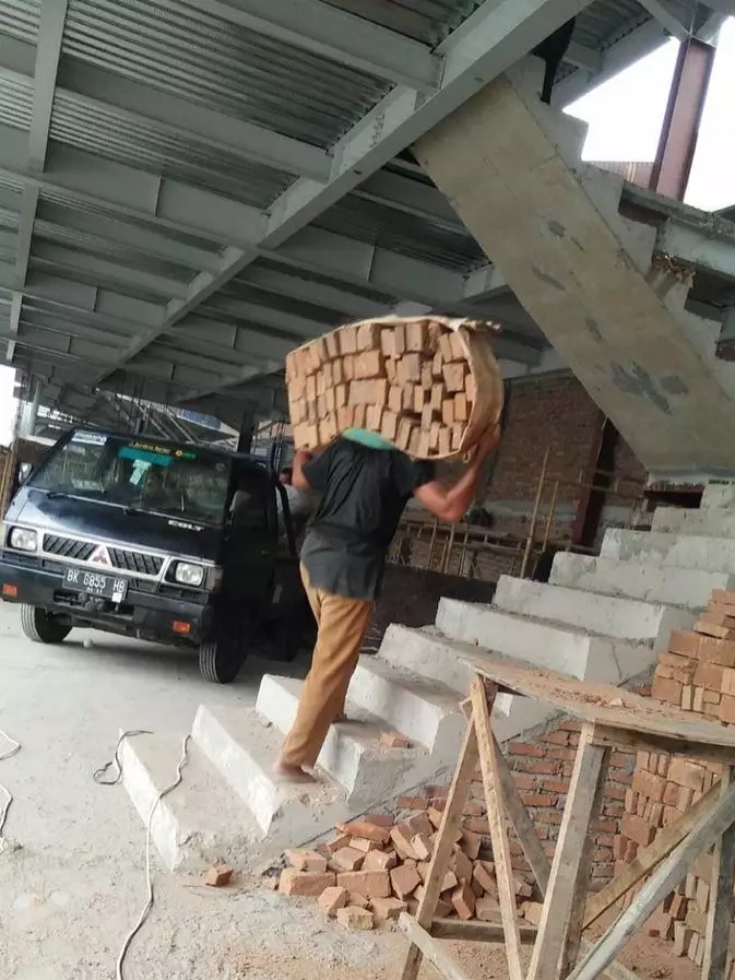 Potret bapak-bapak terlalu semangat bekerja © berbagai sumber