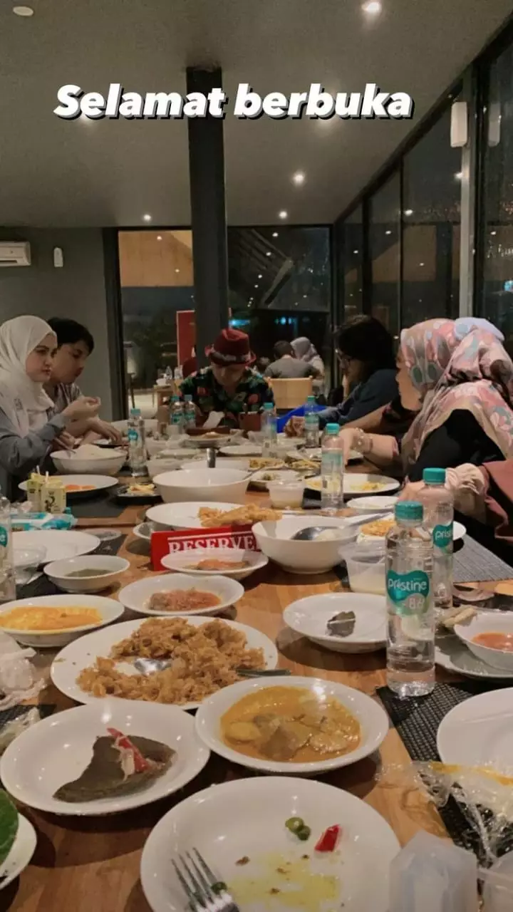 momen zikri daulay buka bersama dengan keluarga © instagram