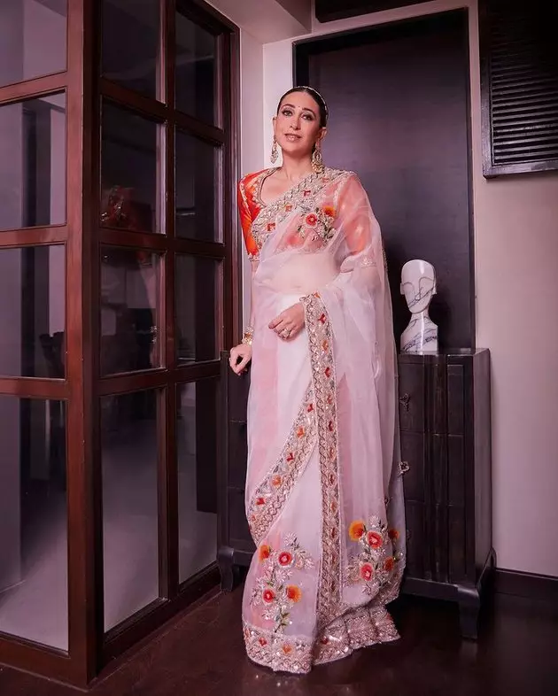 pesona karisma kapoor hadiri kondangan © instagram