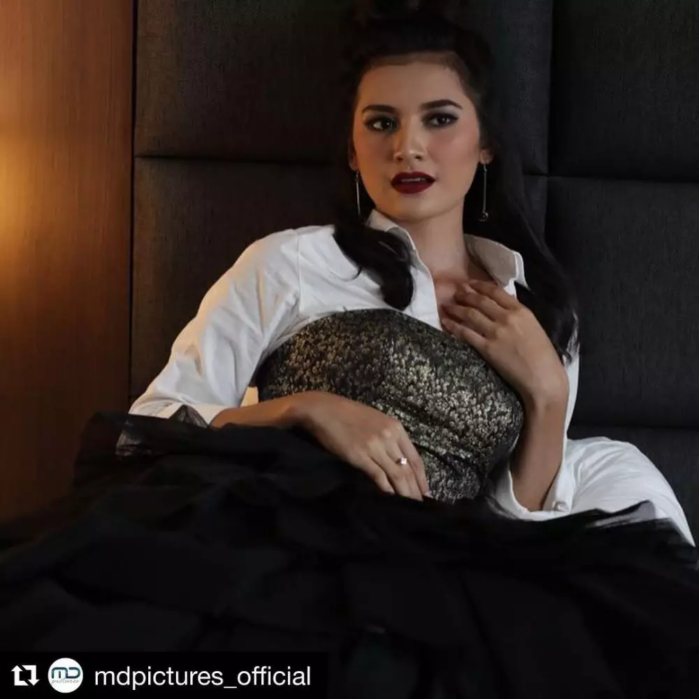 indah permatasari makeup tebal © Instagram