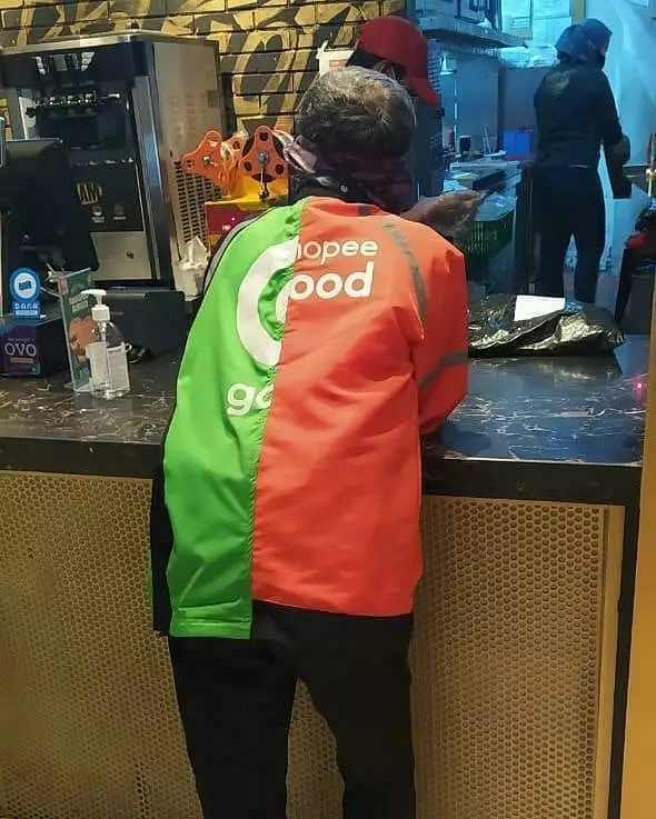 jaket nyeleneh driver ojek online © Instagram jaket nyeleneh driver ojek online © Instagram