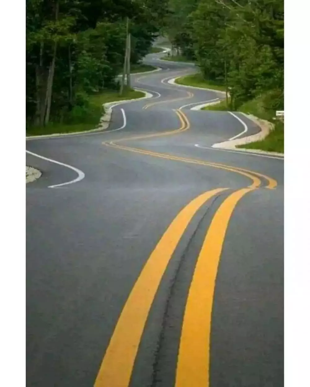 bentuk jalan jadi absurd pol © berbagai sumber bentuk jalan jadi absurd pol © berbagai sumber