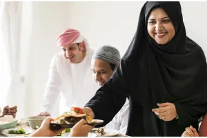 9 Bahaya makan berlebihan saat buka puasa, berisiko asam lambung