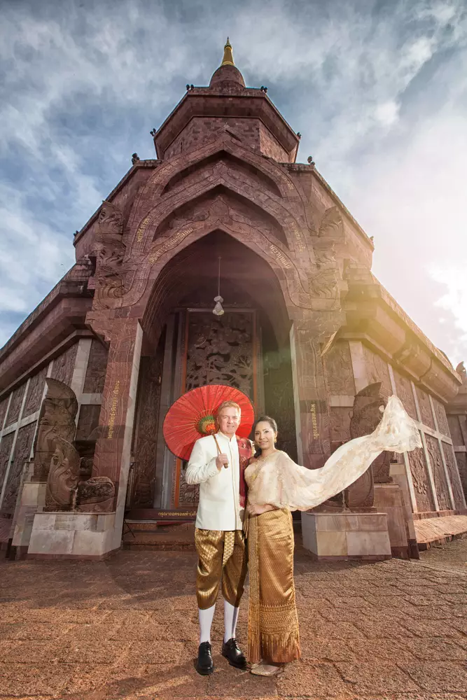 Ide gaya prewedding ala street style © 2022 brilio.net  Ide gaya prewedding ala street style © 2022 brilio.net